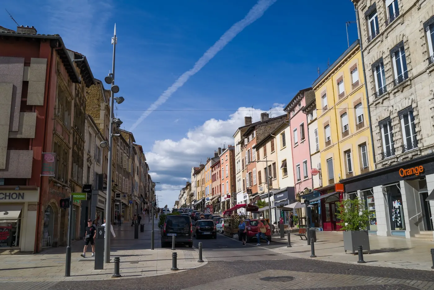 Rue commerçante d'une petite ville française, boutiques de part et d'autre